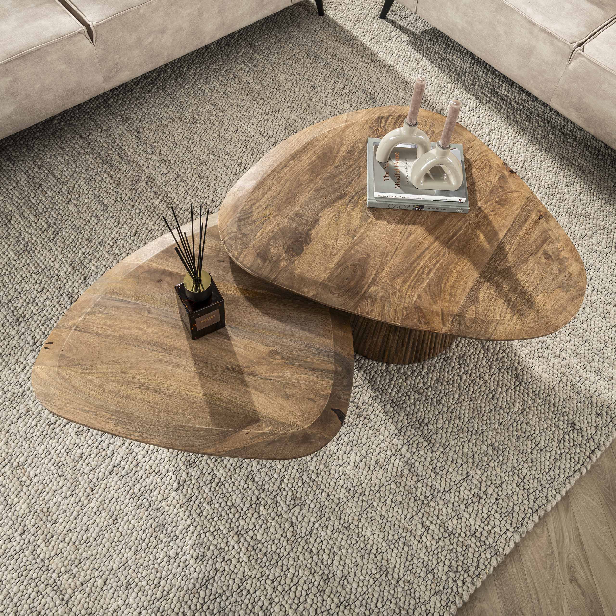 Tavolino triangolare Wave - set di 2 - Mango massiccio