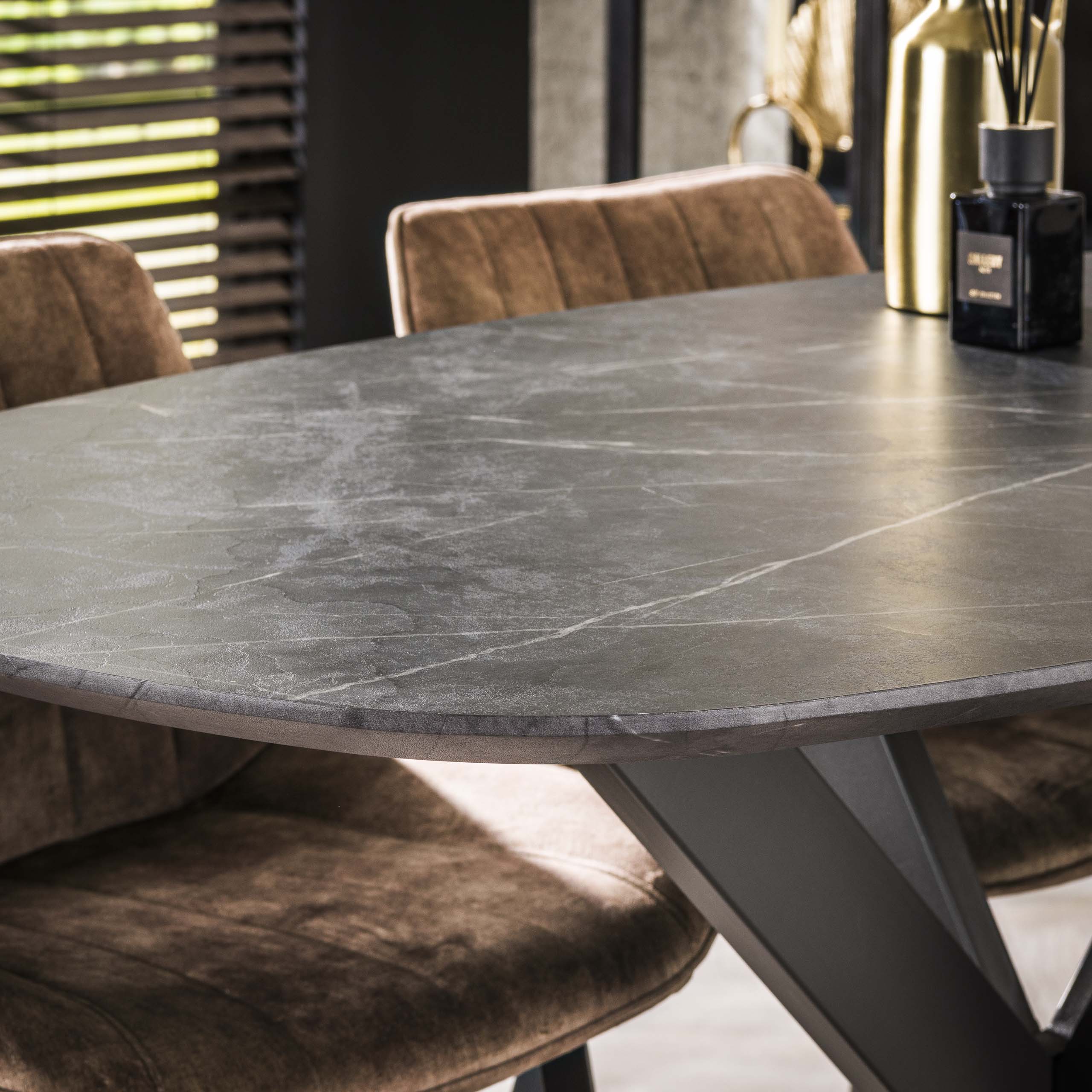 Tavolo da bar con struttura a croce danese ovale / 3D marrone nero