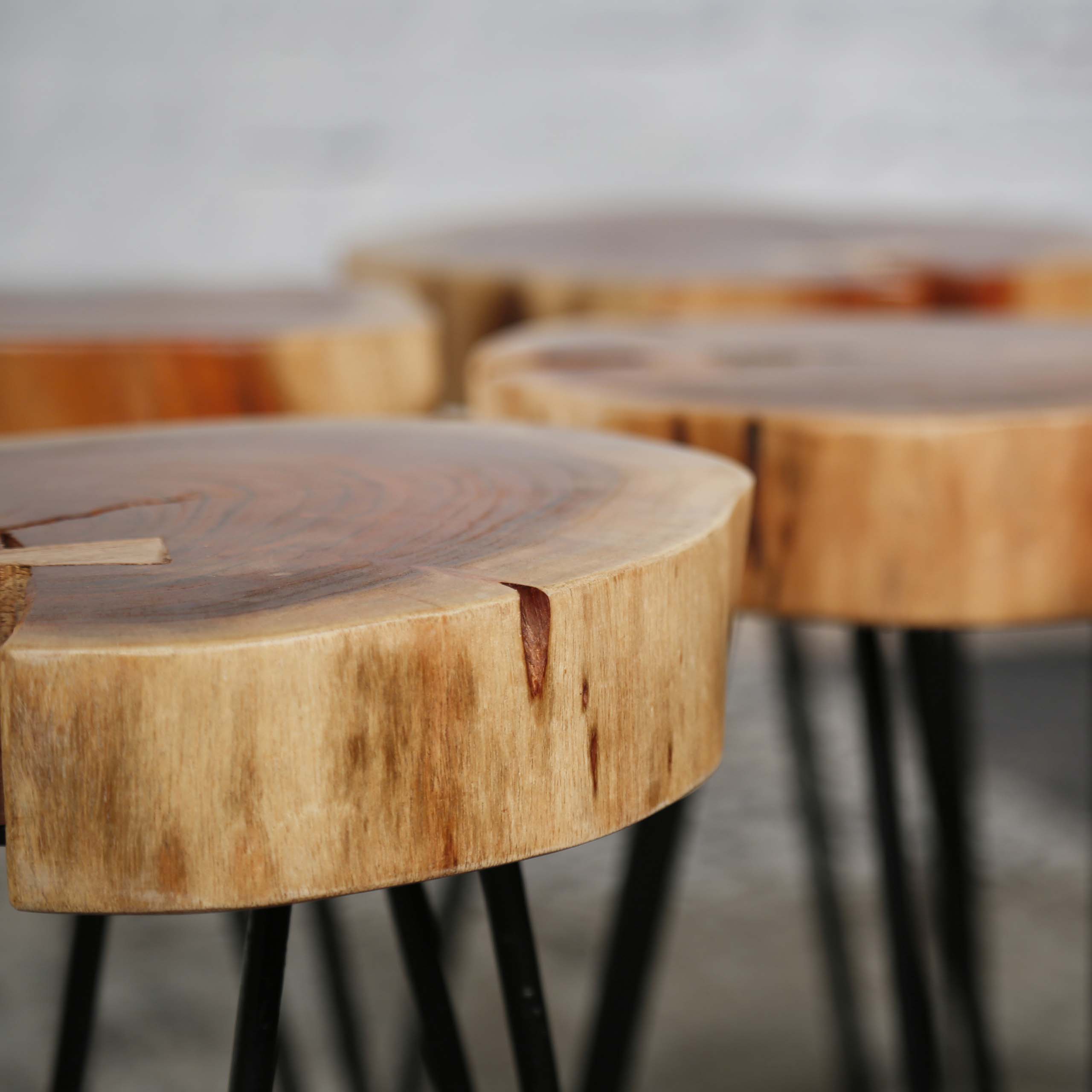 Tronco tavolino in acacia massiccia di spessore 6 cm con struttura in acciaio. VPE2 / Acacia massiccia naturale