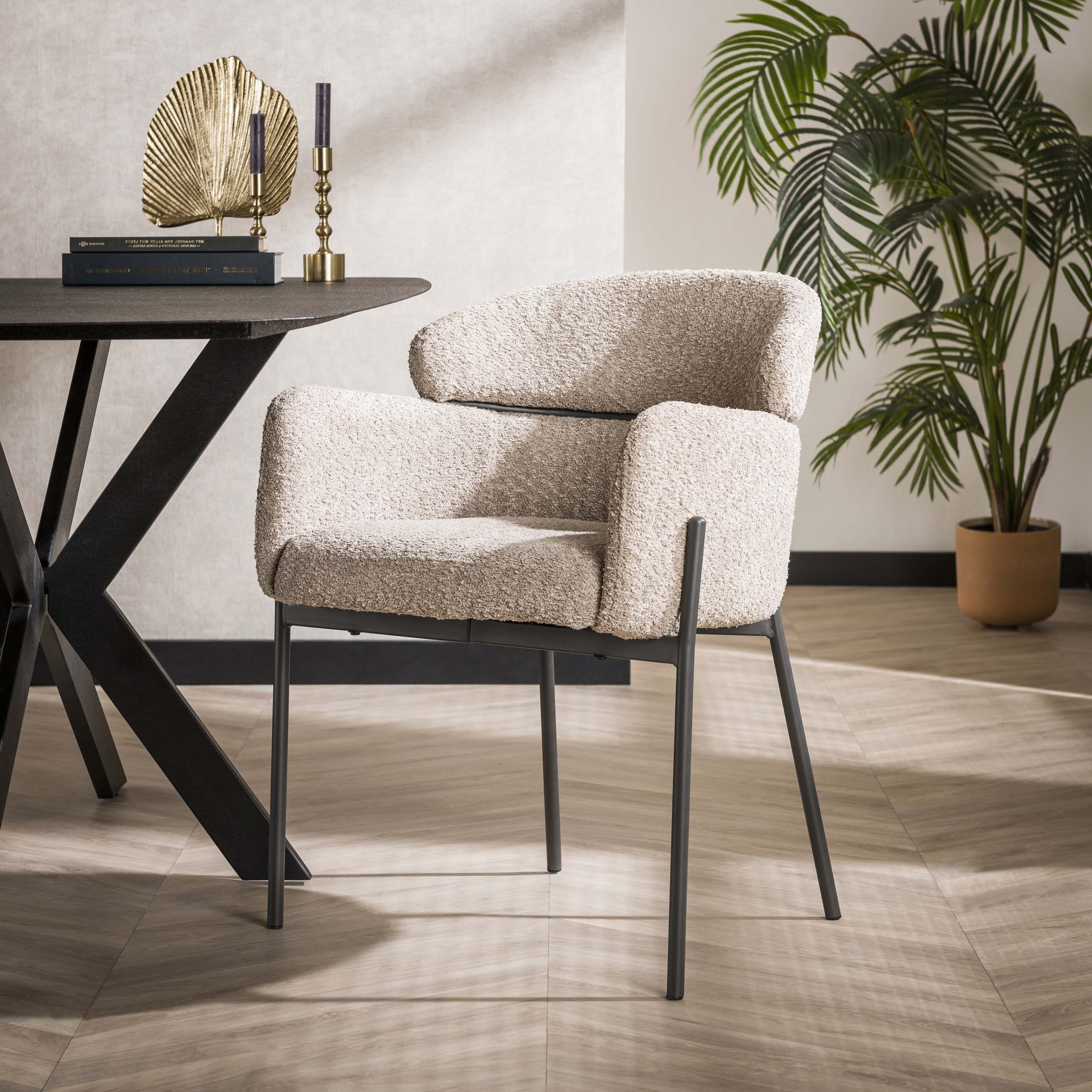 Poltrona bouclè con schienale tondo. VPE2 / Colore sabbia Boucle