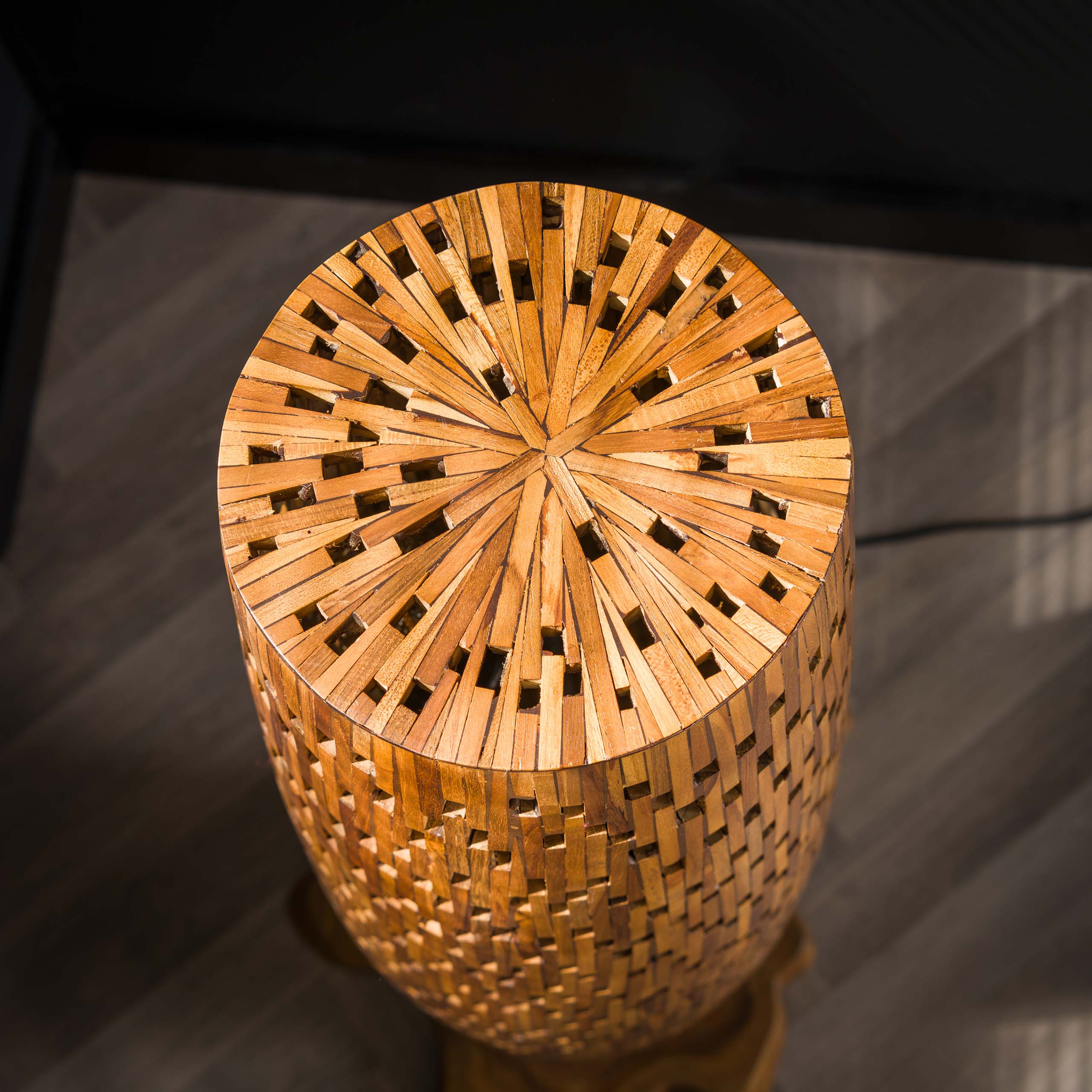 Lampada da terra Barre a L / Legno massello di teak riciclato