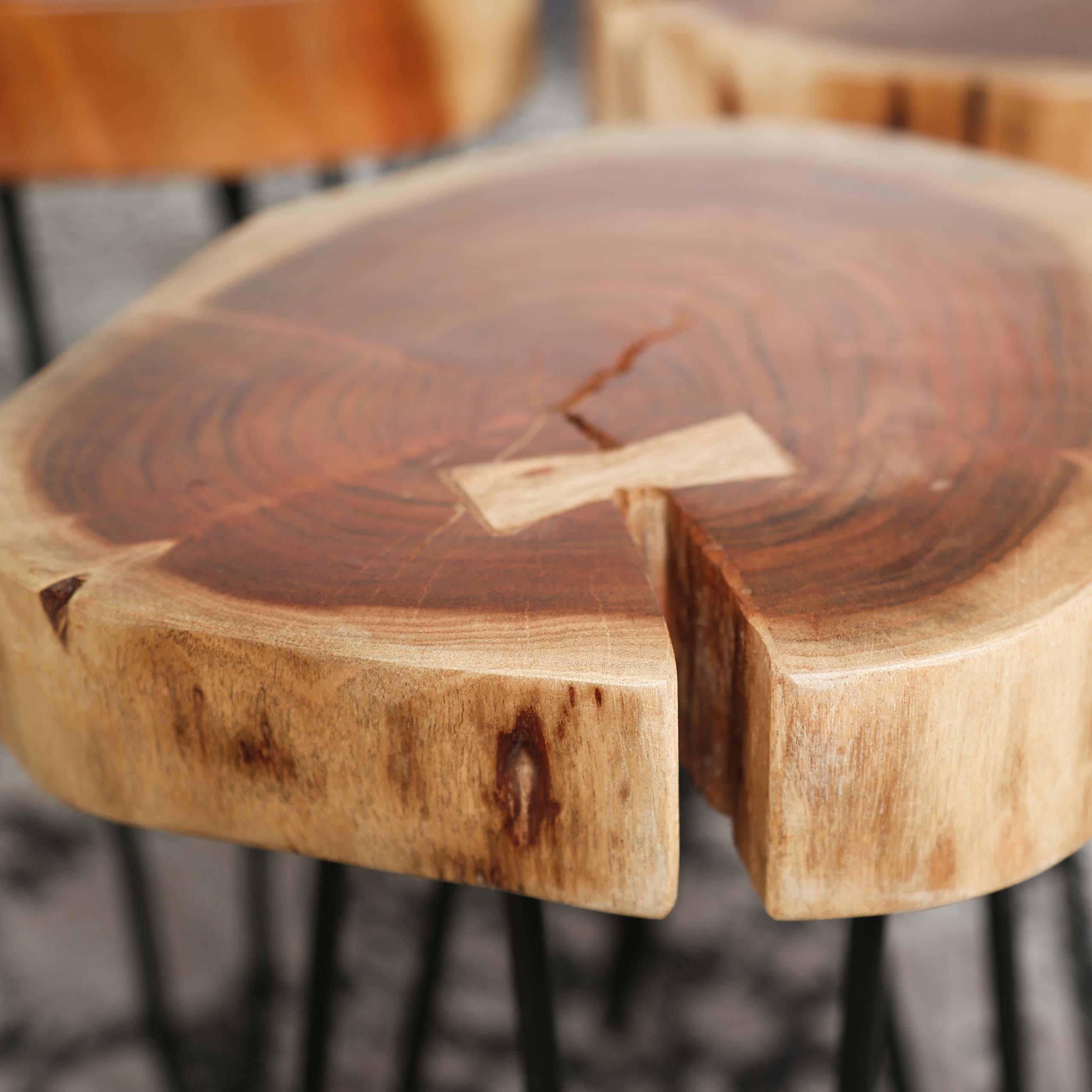 Tronco tavolino in acacia massiccia di spessore 6 cm con struttura in acciaio. VPE2 / Acacia massiccia naturale