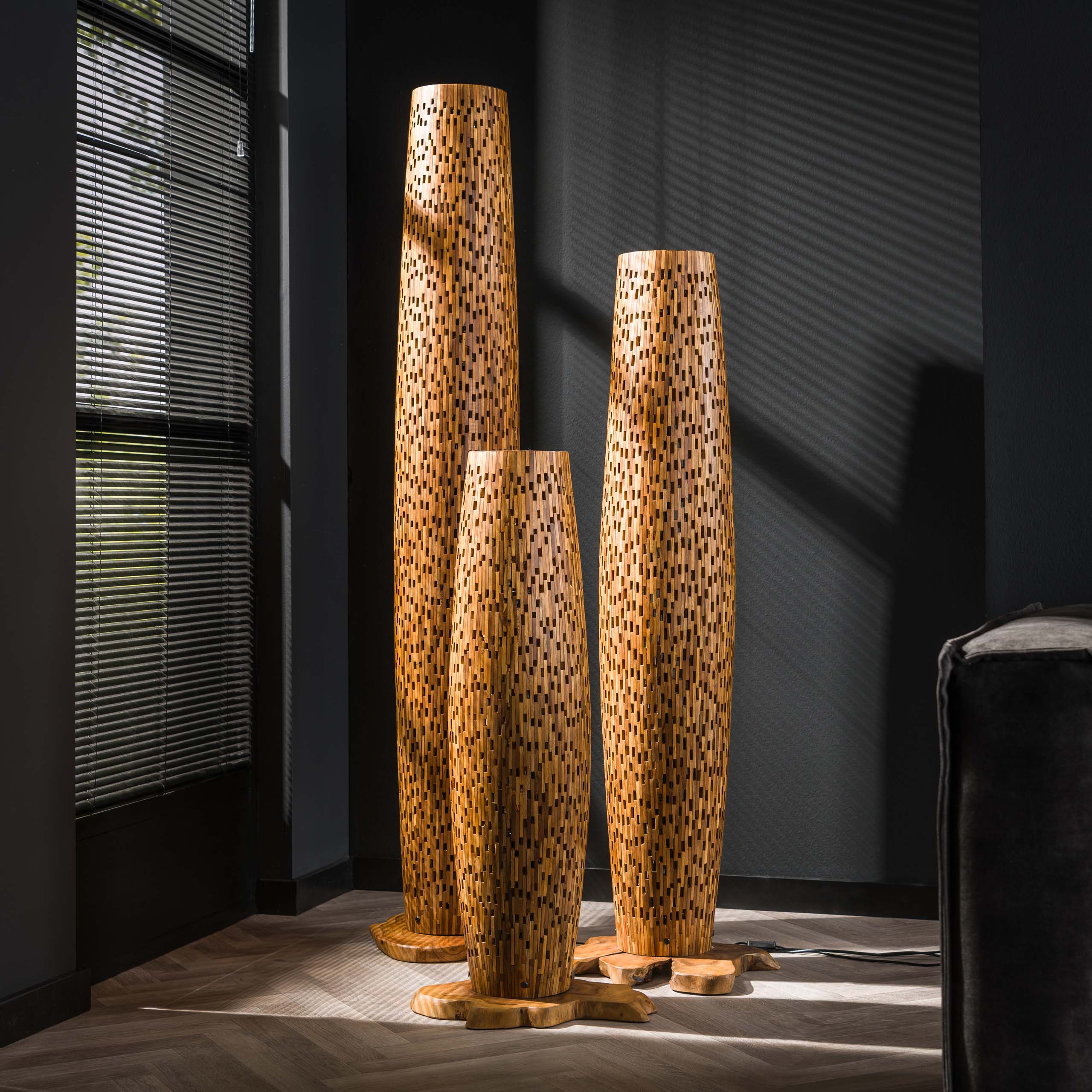 Lampada da terra Barre a L / Legno massello di teak riciclato