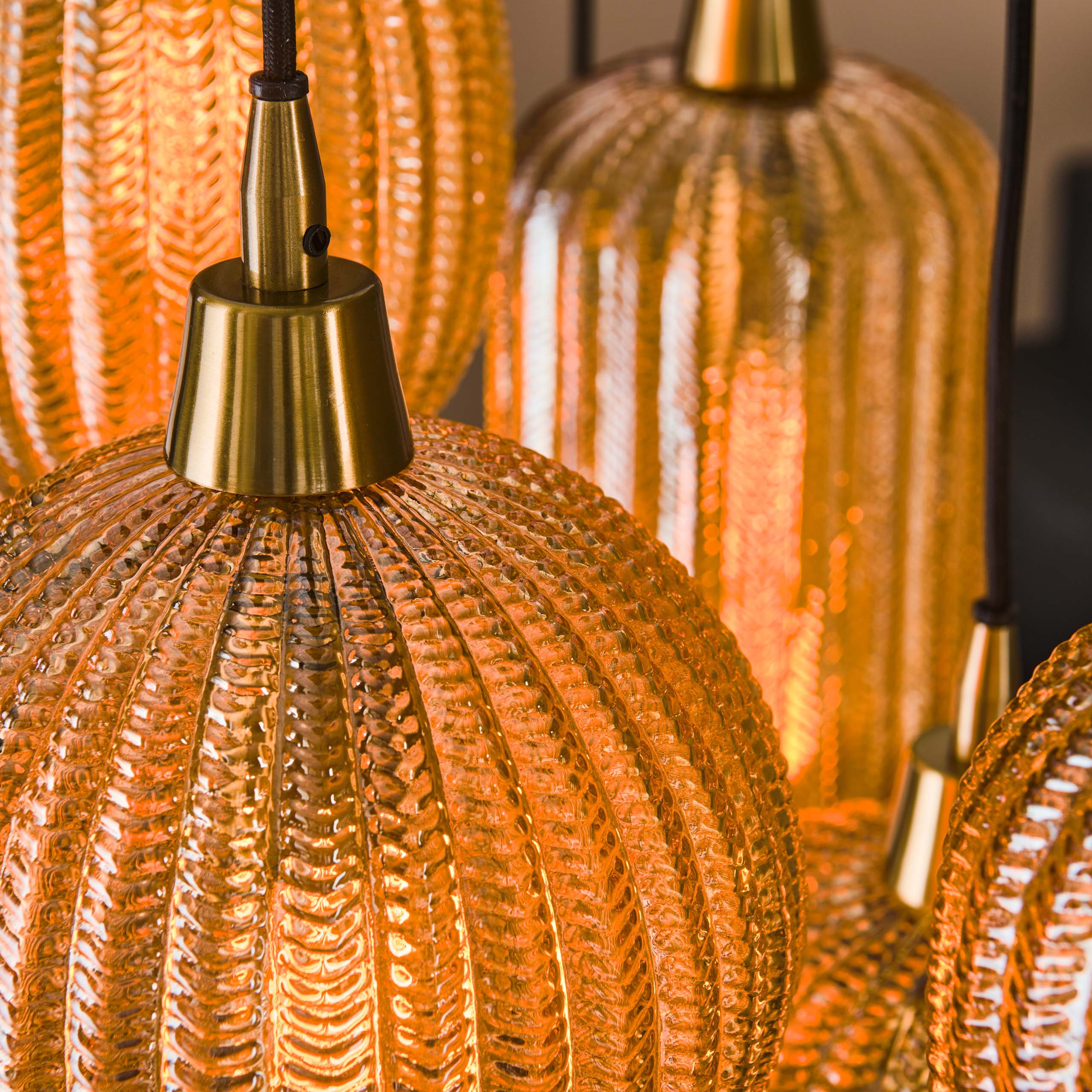 Lampada a sospensione 4+3 mix di motivi a V / Vetro ambrato