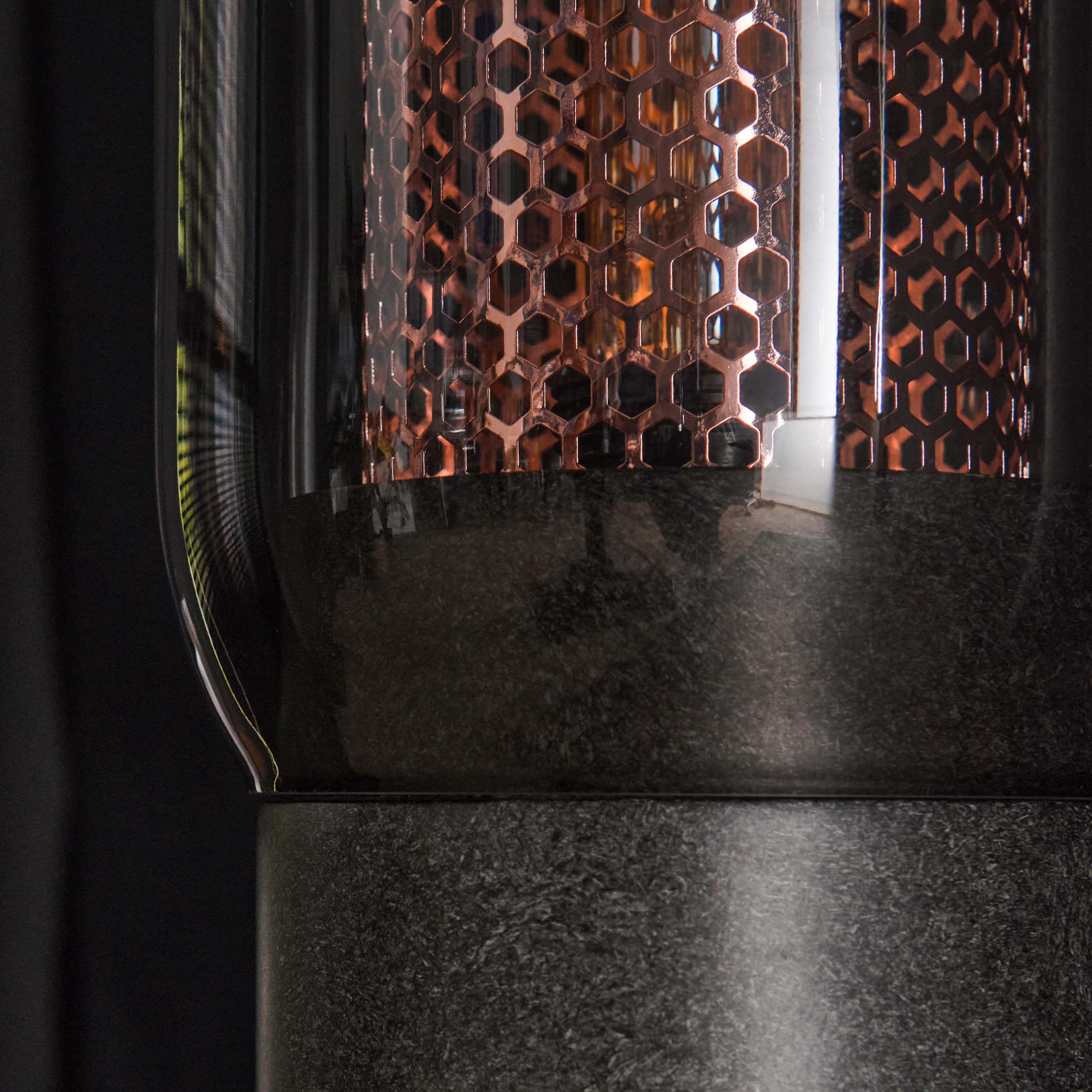 Lampada da tavolo in acciaio traforato con vetro fumé / Nero artico