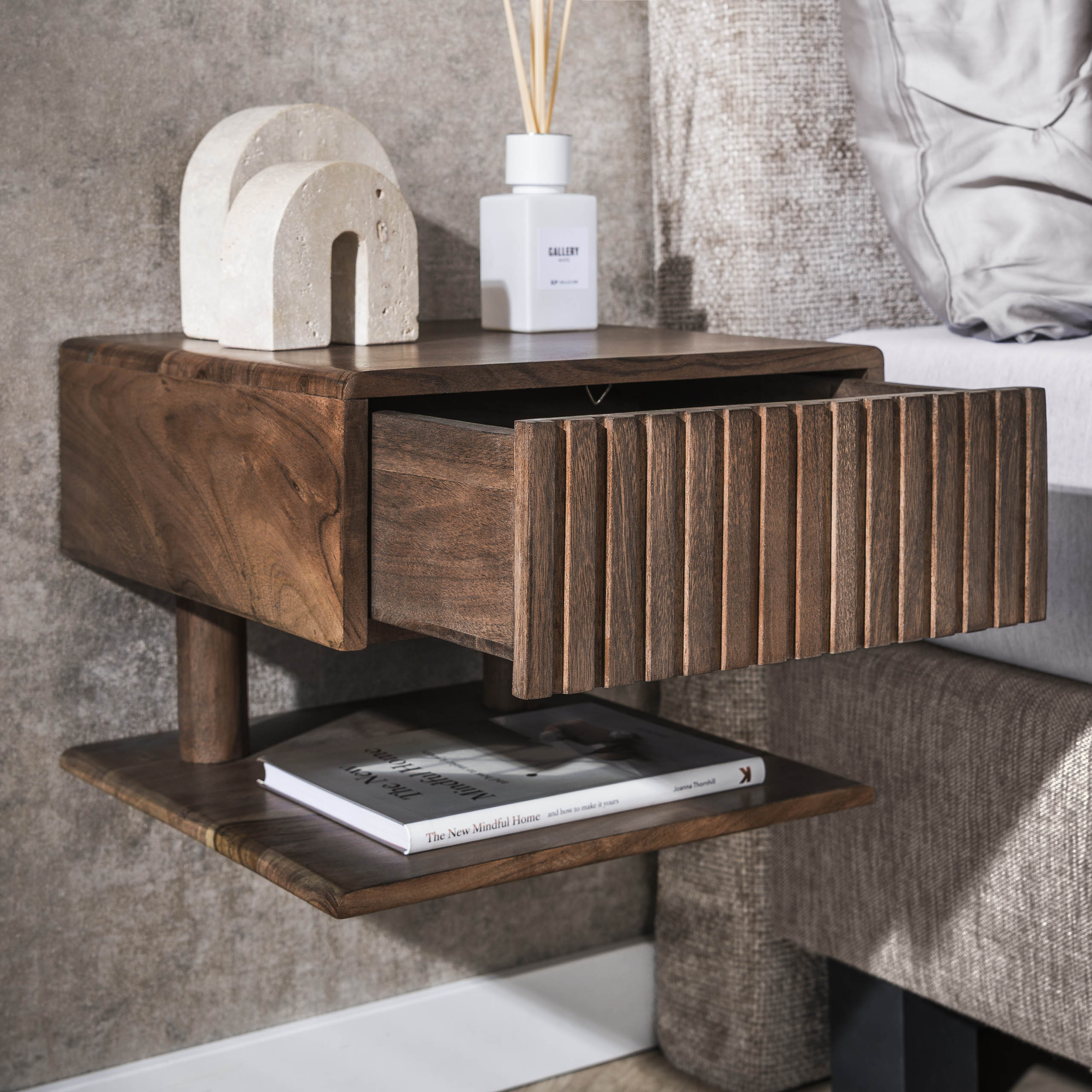 Comodino Carve Shelve sospeso - 1 cassetto - Marrone acacia